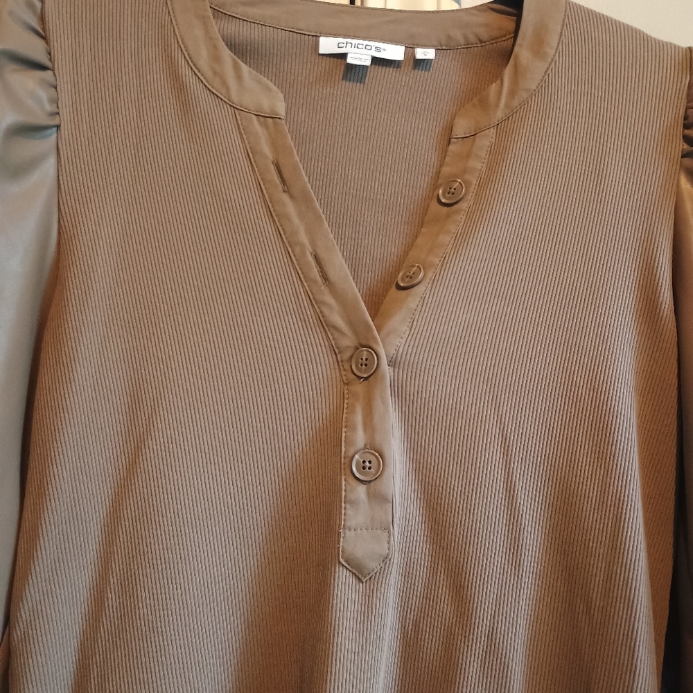 Chico's Women's Brown Mixed Media Blouse Size 0 (US Small) - Faux Leather Sleeve - Picture 6 of 13